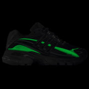 Black and green sneaker on a transparent background